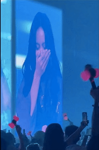 Lisa bật khóc trong đêm concert cuối cùng của BLACKPINK, gửi tâm thư đến fan giữa tin đồn rời YG - Ảnh 3.