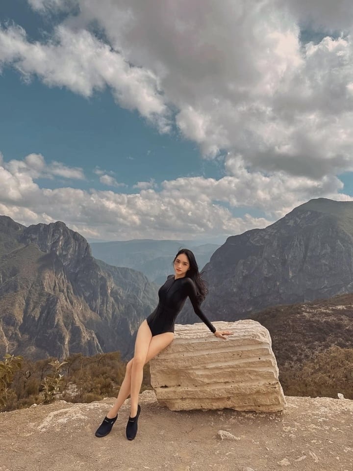 Hương Giang diện áo tắm khoe chân dài, eo thon giữa vùng núi Mexico - Ảnh 2.