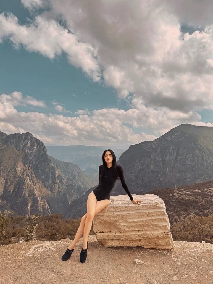 Hương Giang diện áo tắm khoe chân dài, eo thon giữa vùng núi Mexico - Ảnh 1.