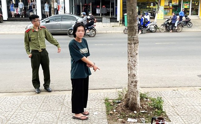 Ghen tuông dẫn đến xô xát, vợ trẻ đâm chồng tử vong - Ảnh 1.