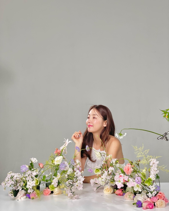 Mỹ nh&acirc;n dao k&eacute;o nghỉ đ&oacute;ng phim để l&agrave;m việc nh&agrave;: Vi&ecirc;n m&atilde;n v&igrave; cưới bạn th&acirc;n, U40 trẻ như mới v&agrave;o nghề - Ảnh 7.