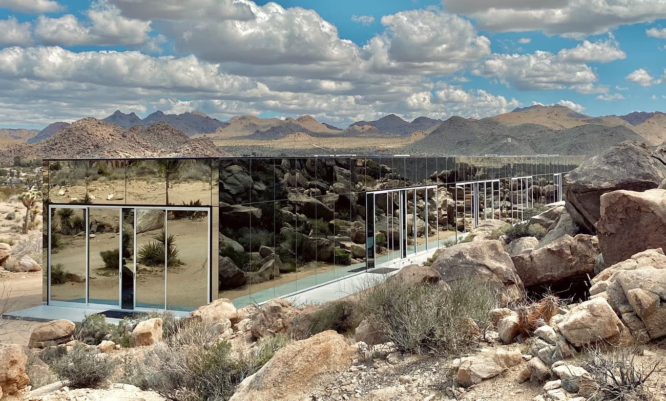 Bên trong 'Ngôi nhà vô hình' gần 440 tỷ đồng nằm giữa sa mạc: Có bể bơi gần hết chiều dài căn nhà, giá thuê trăm triệu/đêm