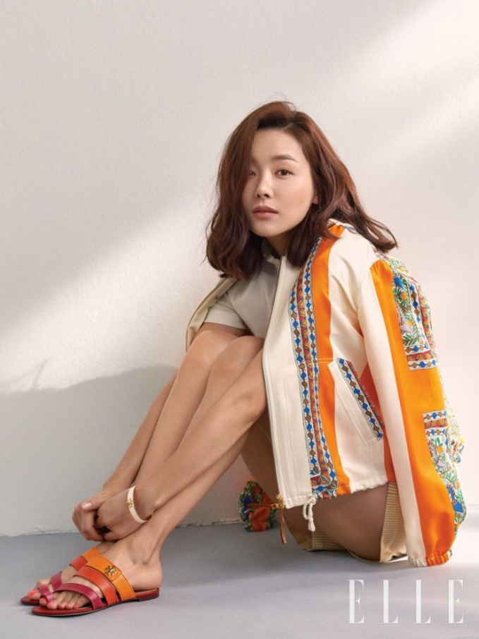 Mỹ nh&acirc;n dao k&eacute;o nghỉ đ&oacute;ng phim để l&agrave;m việc nh&agrave;: Vi&ecirc;n m&atilde;n v&igrave; cưới bạn th&acirc;n, U40 trẻ như mới v&agrave;o nghề - Ảnh 2.