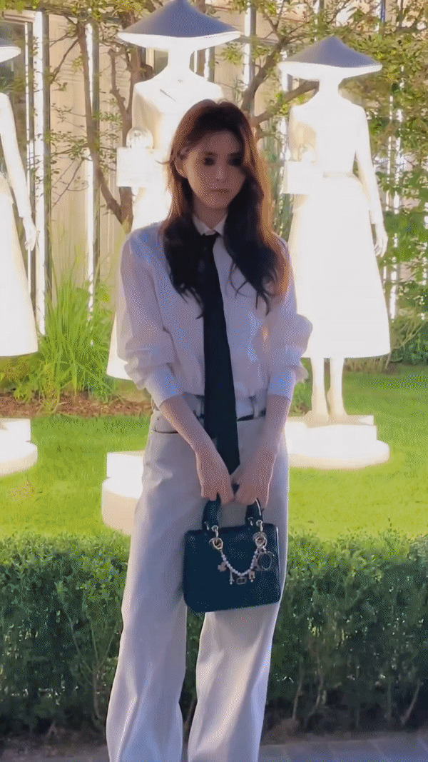 Jisoo - Han So Hee visual đối lập tại sự kiện, nhưng đều c&oacute; 1 điểm chung ở loạt ảnh cam thường! - Ảnh 9.