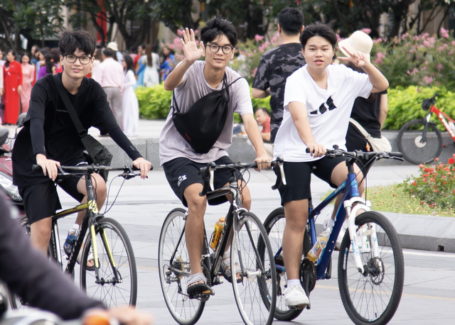 Giới trẻ TP.HCM ra đường đạp xe, đi sở thú, tụ tập cà phê đông nghịt ngày 2/9 - Ảnh 3.