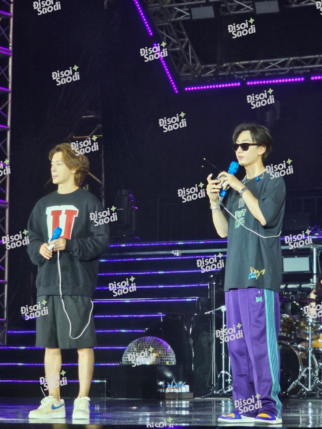 Donghae - Eunhyuk (Super Junior) xuất hiện soundcheck trước giờ G, chiêu đãi loạt ca khúc khiến fan Việt đứng ngồi không yên - Ảnh 1.