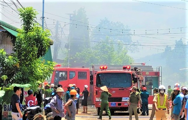 Cháy ngùn ngụt tại quán karaoke ở Đắk Lắk, khói bốc cao hàng chục mét - Ảnh 3.