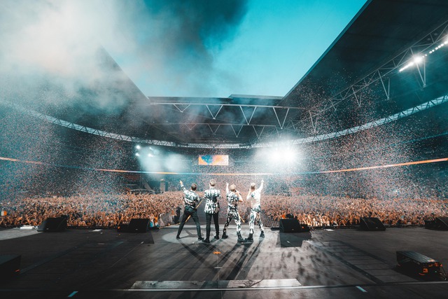 Poster th&ocirc;ng b&aacute;o Westlife tổ chức tour tại Việt Nam đạt tương t&aacute;c khủng kh&oacute; tưởng tượng! - Ảnh 6.