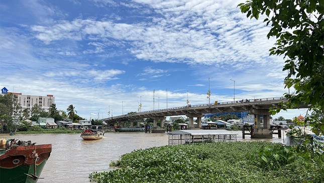 Khởi tố kẻ ném bé trai 4 tuổi xuống sông ở An Giang - Ảnh 2.