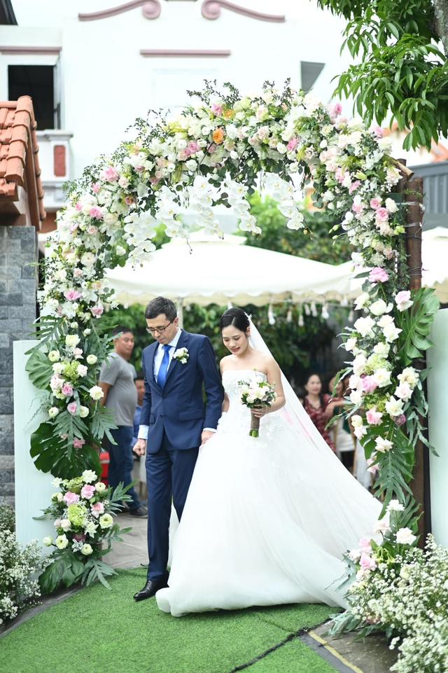 Cá mập Tuệ Lâm kết hôn cùng Tổng Giám đốc ngân hàng, đám cưới ấn tượng tại Hải Dương - Ảnh 2.