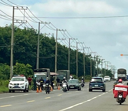 Bất ngờ l&yacute; do t&agrave;i xế xe tải th&ocirc;ng chốt CSGT, bỏ chạy 10km - Ảnh 1.