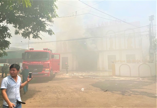 Cháy ngùn ngụt tại quán karaoke ở Đắk Lắk, khói bốc cao hàng chục mét - Ảnh 2.
