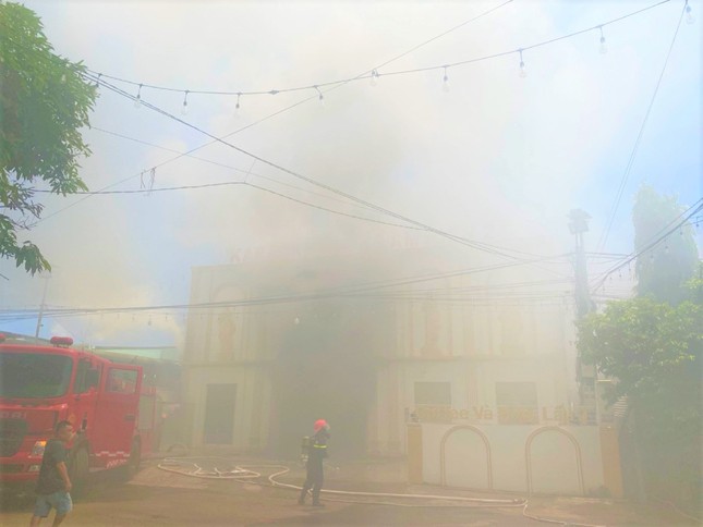 Cháy ngùn ngụt tại quán karaoke ở Đắk Lắk, khói bốc cao hàng chục mét - Ảnh 1.