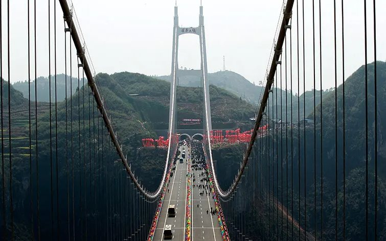 Xây cầu dây văng nằm 'trên cả những đám mây', Trung Quốc khiến thế giới ngỡ ngàng với dự án như bước ra từ phim viễn tưởng