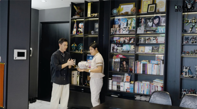 House Are You tập 3 thăm nhà 10 tỷ của nhạc sĩ Nguyễn Văn Chung: Nội thất tone đen sang chảnh, đồ trang trí có tiền cũng khó mua - Ảnh 2.
