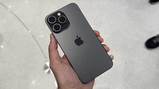 Thoáng rùng mình khi dám bỏ ra 30 triệu mua iPhone 15 Pro Max đắt nhất: Nhưng đây là lý do tôi quyết chơi lớn! - Ảnh 1.