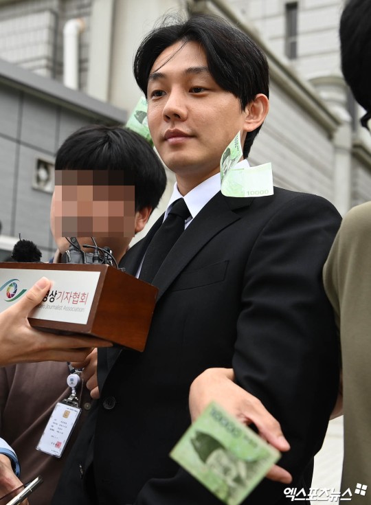 Yoo Ah In bị người dân ném tiền vào người sau buổi thẩm vấn tại tòa vì không có thái độ hối cải - Ảnh 3.