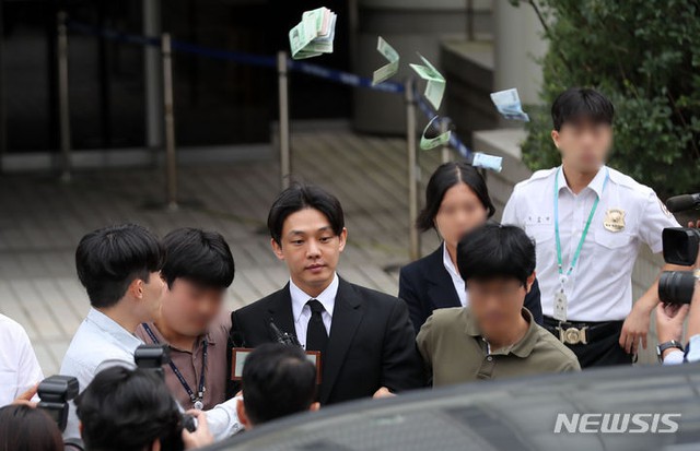 Yoo Ah In bị người dân ném tiền vào người sau buổi thẩm vấn tại tòa vì không có thái độ hối cải - Ảnh 2.