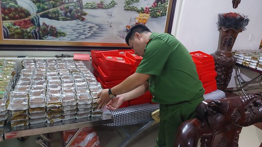 Phát hiện lô bánh trung thu ghi ngày sản xuất sau ngày bán - Ảnh 1.