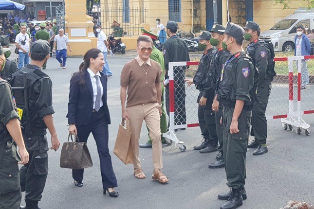 Ca sĩ Đàm Vĩnh Hưng và Vy Oanh đến phiên tòa xét xử bà Nguyễn Phương Hằng - Ảnh 1.