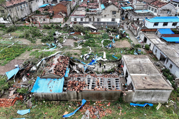 Lốc xoáy kinh hoàng càn quét Trung Quốc: Nhiều người thiệt mạng, khung cảnh hiện trường hoang tàn