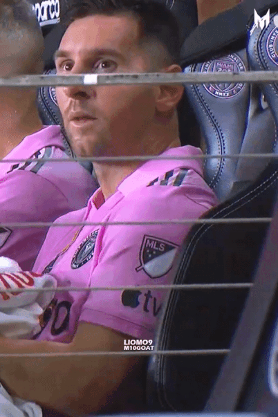 Lionel Messi lặng người tiếc nuối, buồn bã khi không thể thi đấu cùng toàn đội - Ảnh 1.
