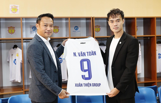 Văn Toàn kí hợp đồng gia nhập CLB Nam Định - Ảnh 1.