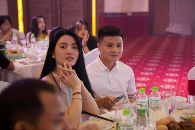 Quang Hải xuất hiện c&ugrave;ng Chu Thanh Huyền trong tiệc gia đ&igrave;nh - Ảnh 2.