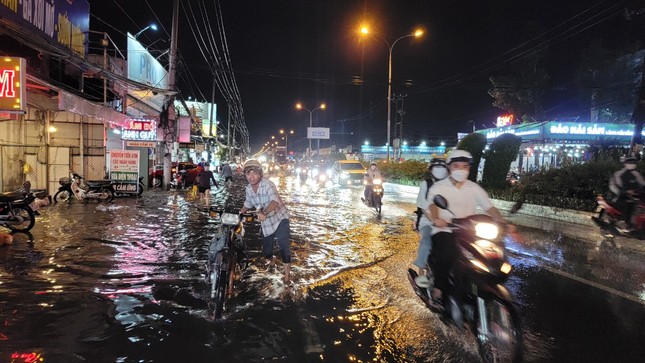Đường phố ngập sâu, người Cần Thơ chật vật về nhà sau cơn mưa lớn - Ảnh 6.