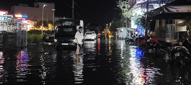 Đường phố ngập sâu, người Cần Thơ chật vật về nhà sau cơn mưa lớn - Ảnh 3.