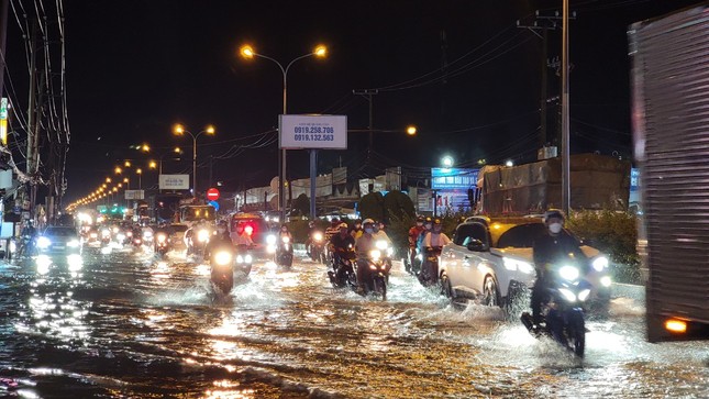 Đường phố ngập sâu, người Cần Thơ chật vật về nhà sau cơn mưa lớn - Ảnh 2.