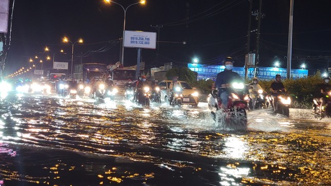 Đường phố ngập sâu, người Cần Thơ chật vật về nhà sau cơn mưa lớn - Ảnh 1.