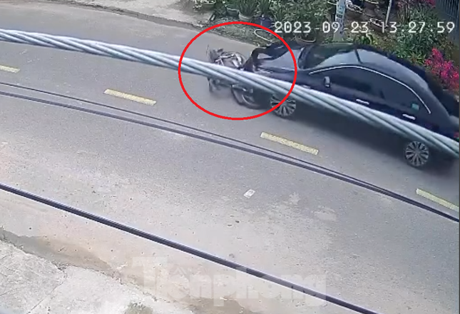 Video ô tô du lịch kéo lê chiếc xe máy trên đường sau va chạm - Ảnh 1.