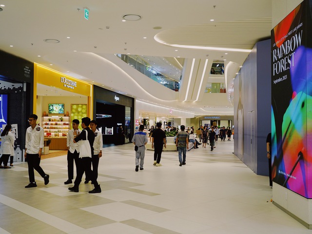 Dạo một vòng trong Lotte Mall nhân ngày khai trương: Hàng quán ngập tràn, nhiều điểm check-in độc đáo - Ảnh 5.