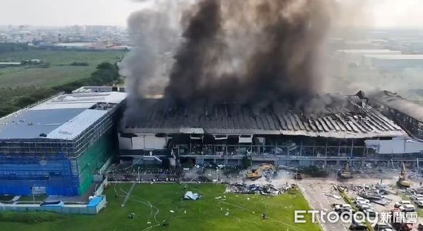 Chùm ảnh: Nổ nhà máy tại Đài Loan (Trung Quốc), lửa cháy bao trùm khiến 103 người thương vong - Ảnh 9.