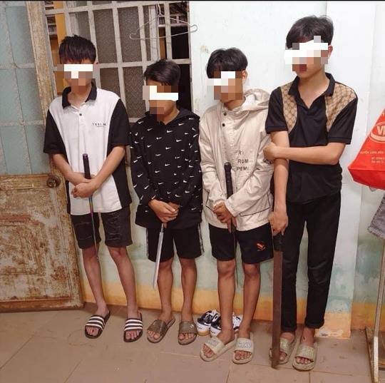 Phát hiện nhóm thiếu niên mang kiếm, người dân báo công an - Ảnh 1.