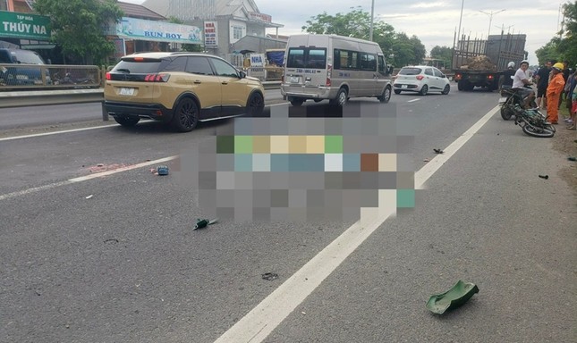 Tai nạn liên hoàn trên Quốc lộ 1, một thiếu niên bị xe đầu kéo tông tử vong - Ảnh 1.