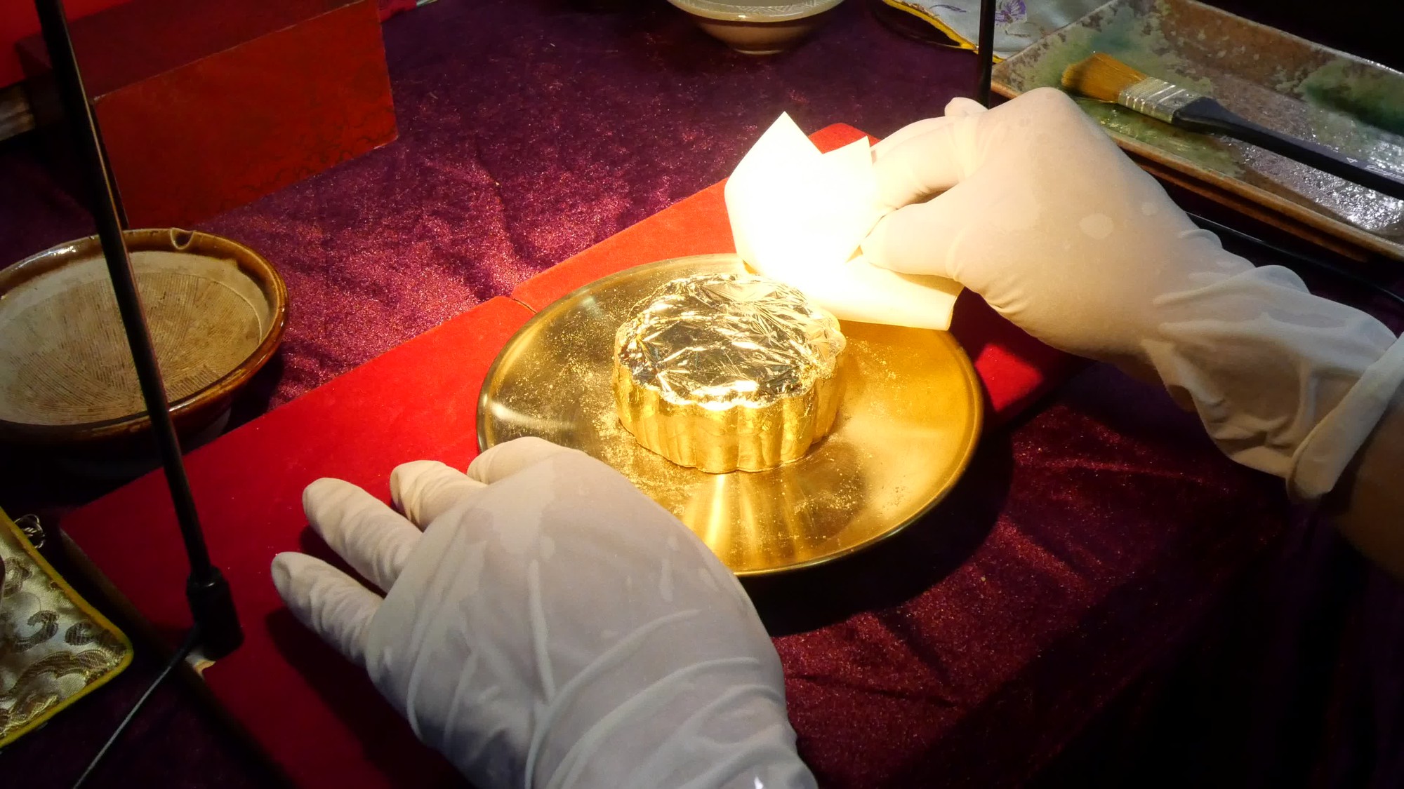 Lá vàng 24K được anh Long tỉ mỉ dát vào mặt bánh trung thu (Ảnh: Xuân Nghiệp)