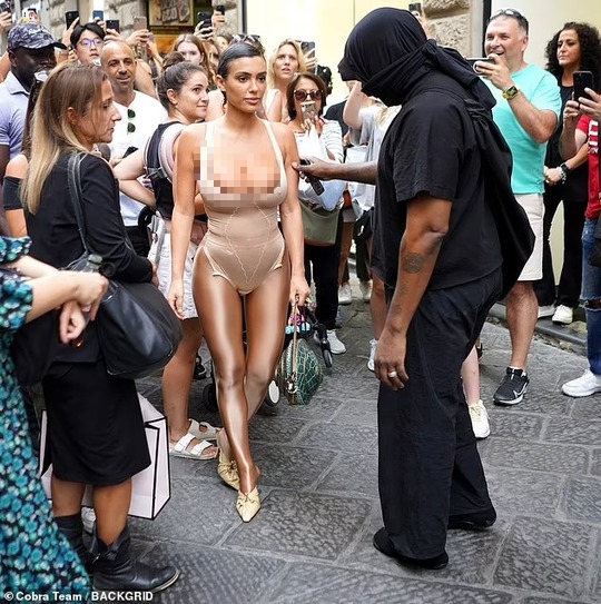 Mặc lố lăng, vợ chồng Kanye West liên tục gặp rắc rối - Ảnh 3.