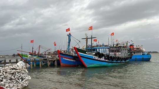 Nhiều nơi ở miền Trung ngập sâu, cảnh báo nguy cơ sạt lở - Ảnh 18.