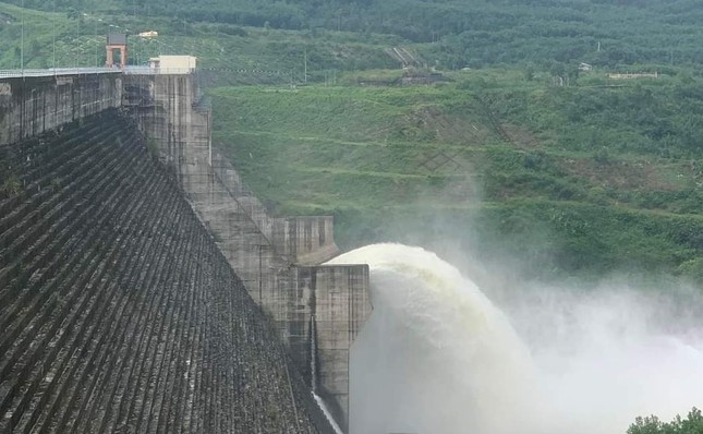 Quảng Nam yêu cầu 5 hồ thủy điện hạ mực nước đảm bảo dung tích đón lũ - Ảnh 1.