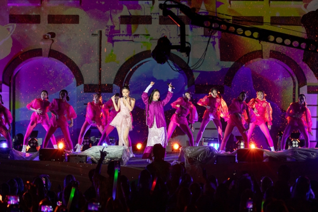 Phương Mỹ Chi bật kh&oacute;c, h&aacute;t live đầy cảm x&uacute;c suốt 2 tiếng dưới cơn mưa nặng hạt - Ảnh 8.