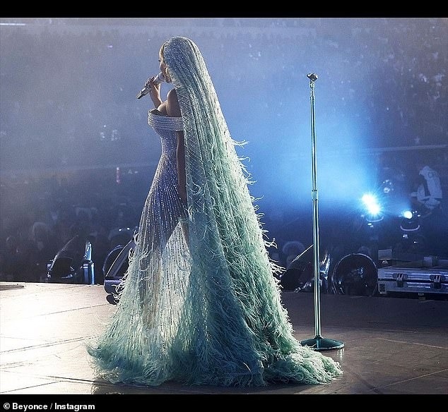 Ong chúa Beyoncé gây ấn tượng với bộ trang phục đính đá quý lộng lẫy - Ảnh 5.