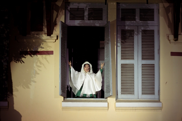 Phương Mỹ Chi bật kh&oacute;c, h&aacute;t live đầy cảm x&uacute;c suốt 2 tiếng dưới cơn mưa nặng hạt - Ảnh 2.