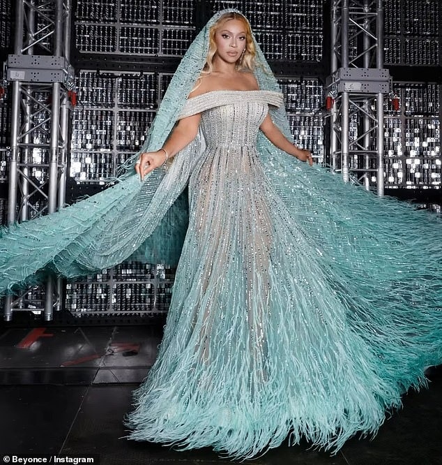 Ong chúa Beyoncé gây ấn tượng với bộ trang phục đính đá quý lộng lẫy - Ảnh 2.