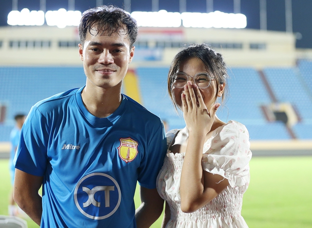 Văn Toàn thoải mái chụp ảnh với fan nữ sau buổi tập đầu tiên cùng CLB Nam Định - Ảnh 3.