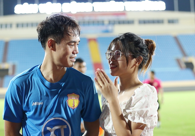 Văn Toàn thoải mái chụp ảnh với fan nữ sau buổi tập đầu tiên cùng CLB Nam Định - Ảnh 2.