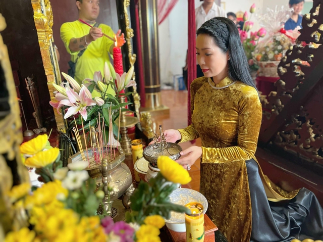 Showbiz Việt ngày giỗ Tổ sân khấu: Dàn sao tề tựu ở nhà thờ 100 tỷ, có 1 chi tiết gây xúc động - Ảnh 14.