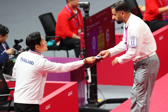 Siêu võ sĩ Thái Lan bật khóc vì bộ giáp hỏng, tưởng mất HCV Taekwondo Asiad 19 - Ảnh 2.