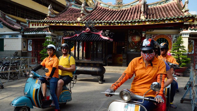 Báo quốc tế ấn tượng đặc biệt với tour du lịch khám phá thành phố Hồ Chí Minh bằng xe Vespa - Ảnh 1.